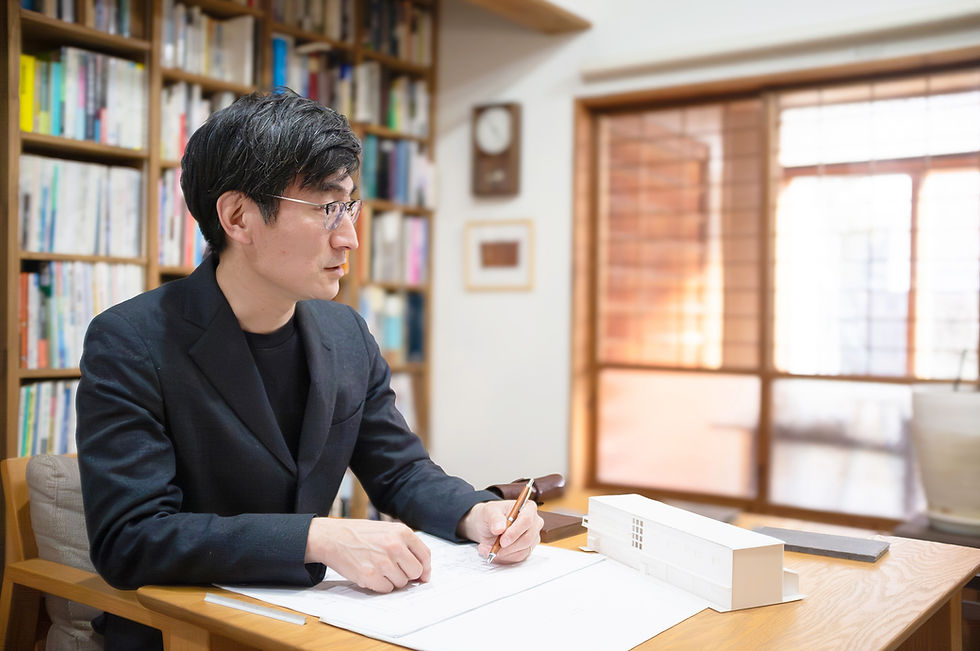 書斎で机に向かう男性