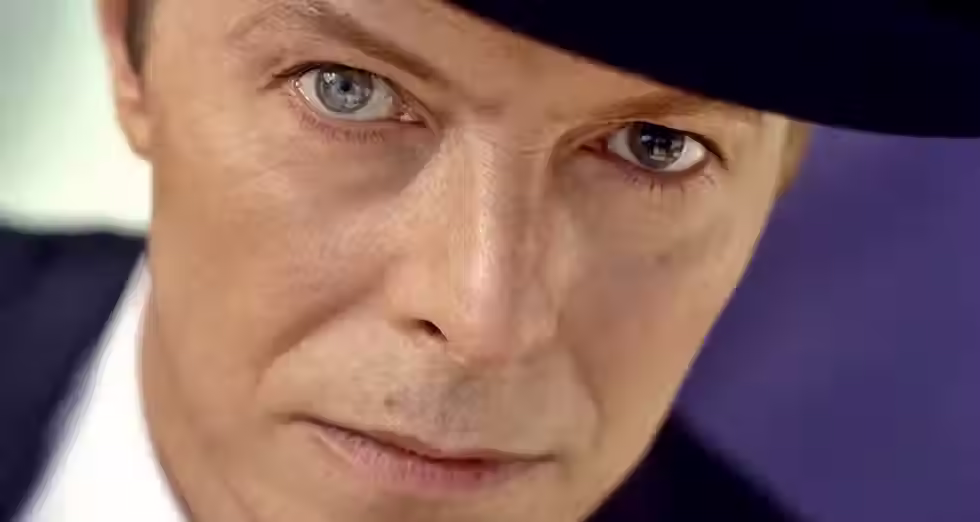 Por qué David Bowie tenía los ojos de diferente color: el origen de un mito visual