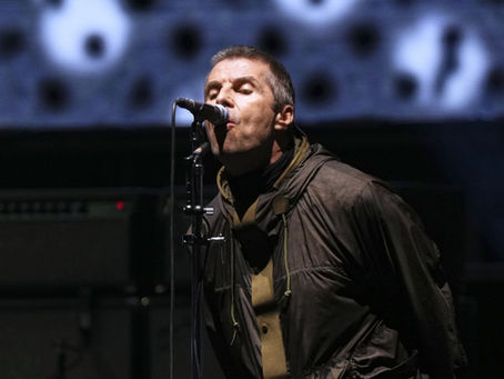 Oasis lanza una indirecta a Coldplay: “Aquí no tenemos esa tontería de la cámara del beso”