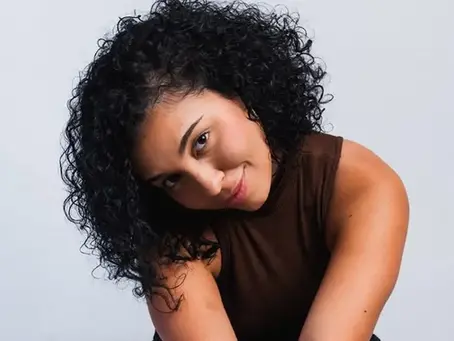 Belén Sánchez: La voz ecuatoriana en el radar de Billboard que transforma la nostalgia en música