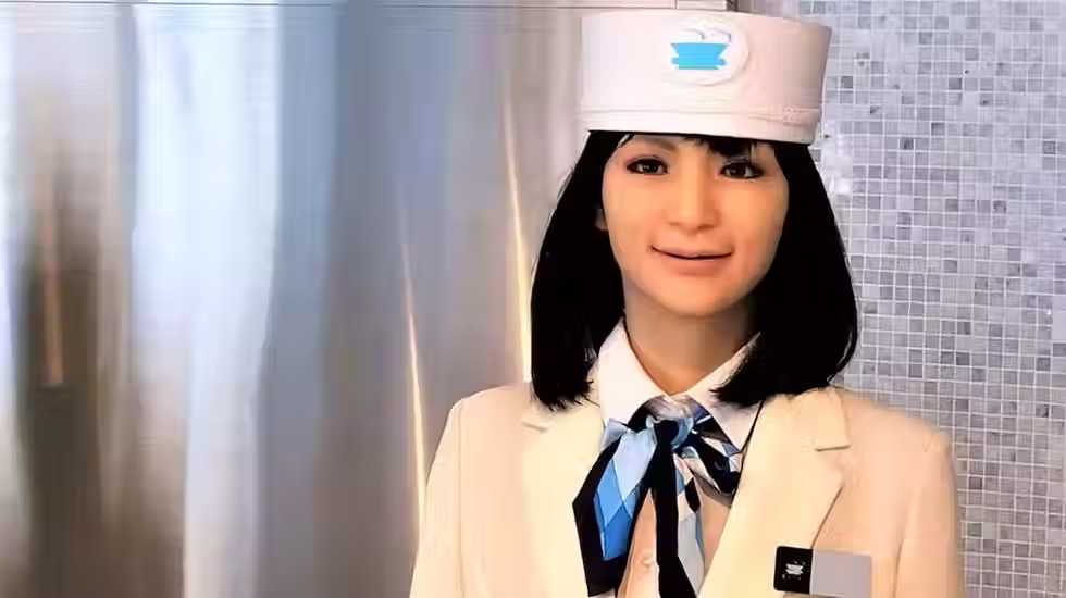 Turista es atendida por robots en un hotel en Tokio