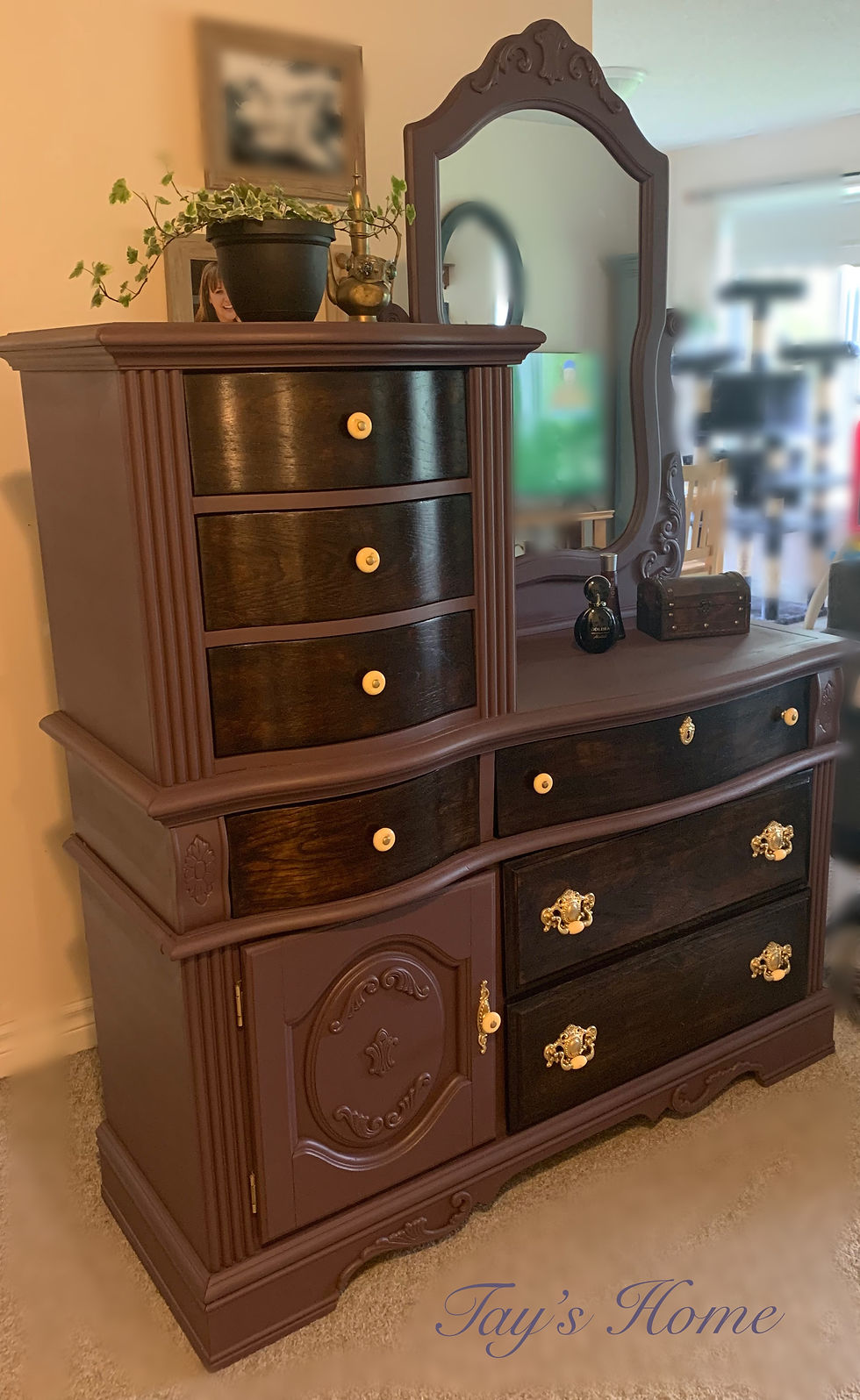 Thumbnail: Dresser