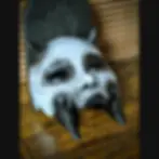 Demi-masque Kuchisake japonais artisanal blanc, cornes noires et dentition saillante, finition vernis brillant