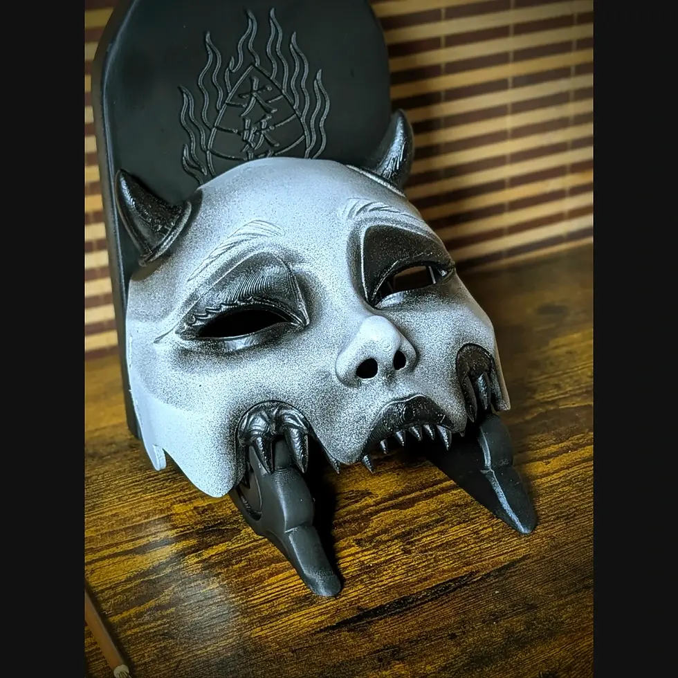 Demi-masque Kuchisake japonais artisanal blanc, cornes noires et dentition saillante, finition vernis brillant