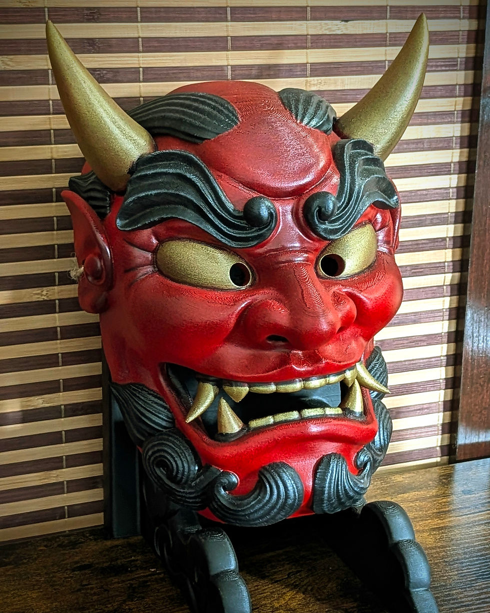Visage de démon japonais Aka-Oni avec cornes et crocs dorés