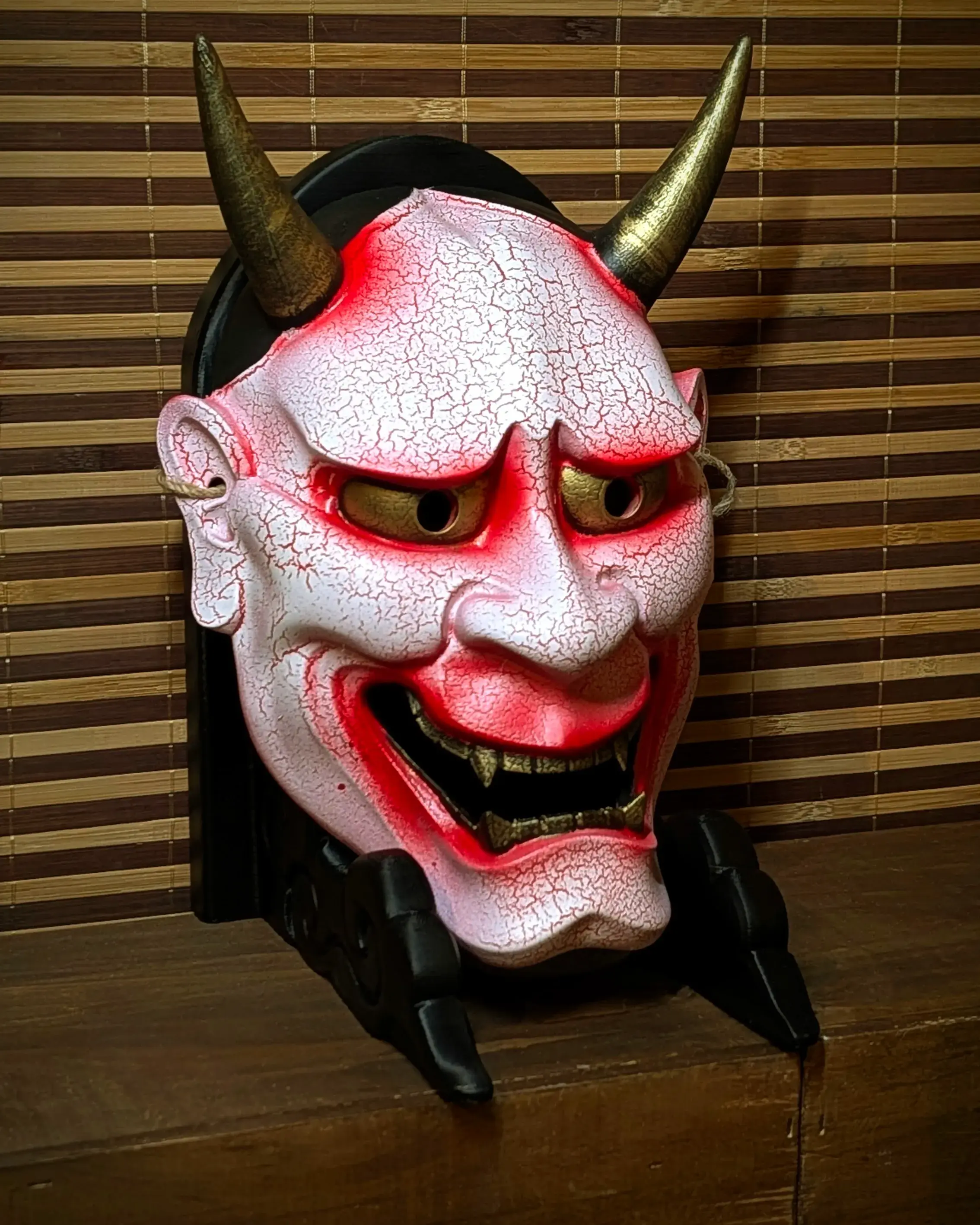 Masque Hannya blanc craquelé rouge PETG effet thermique cornes dorées peint main Dai Yokai Bretagne