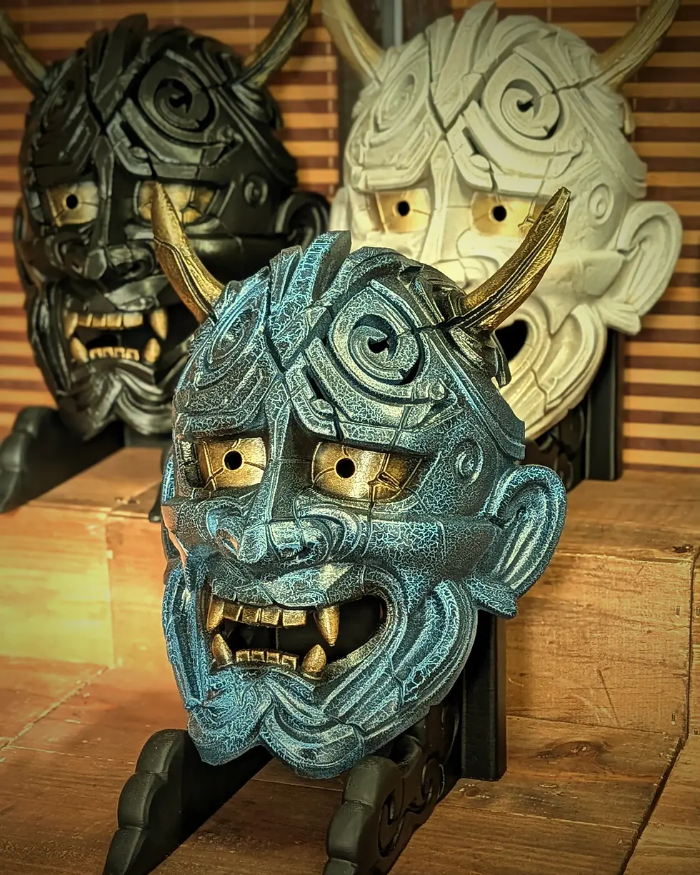Masque Hannya Kezurata bleu profil gauche reliefs profonds texture érodée fait main Bretagne