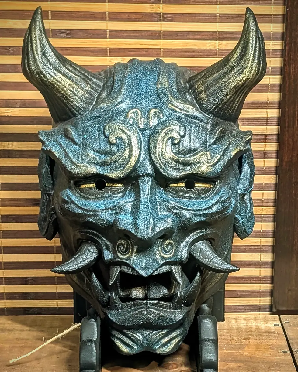 Masque Hannya démon bleu et or de face PETG dorures cornes dents yeux peint main Dai Yokai Bretagne