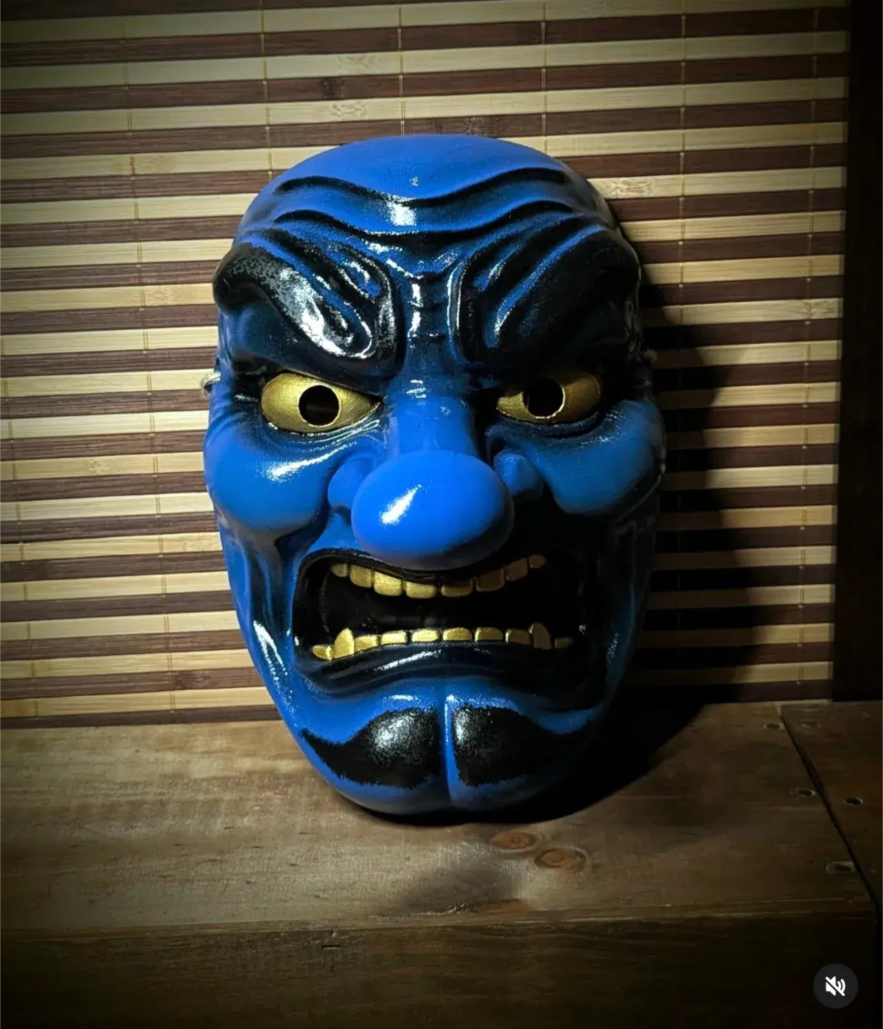 Masque Tengu traditionnel bleu Le Maitre des Vents par Dai Yokai artisanat japonais