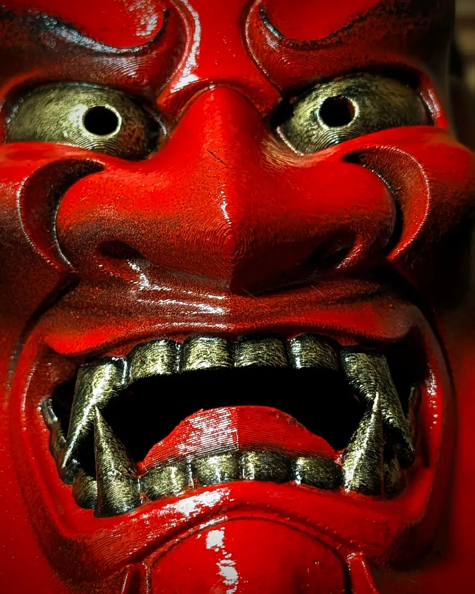 Miniature : Masque Oni Ondeko rouge de face, cornes et dents dorées, Dai Yokai