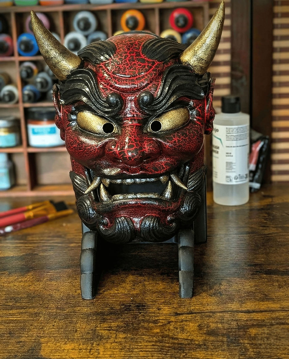 Masque Oni Gawara rouge magma finition craquelée sur socle