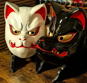 duo-masques-kitsune-noir-blanc-traditionnel-profil-droit.webp