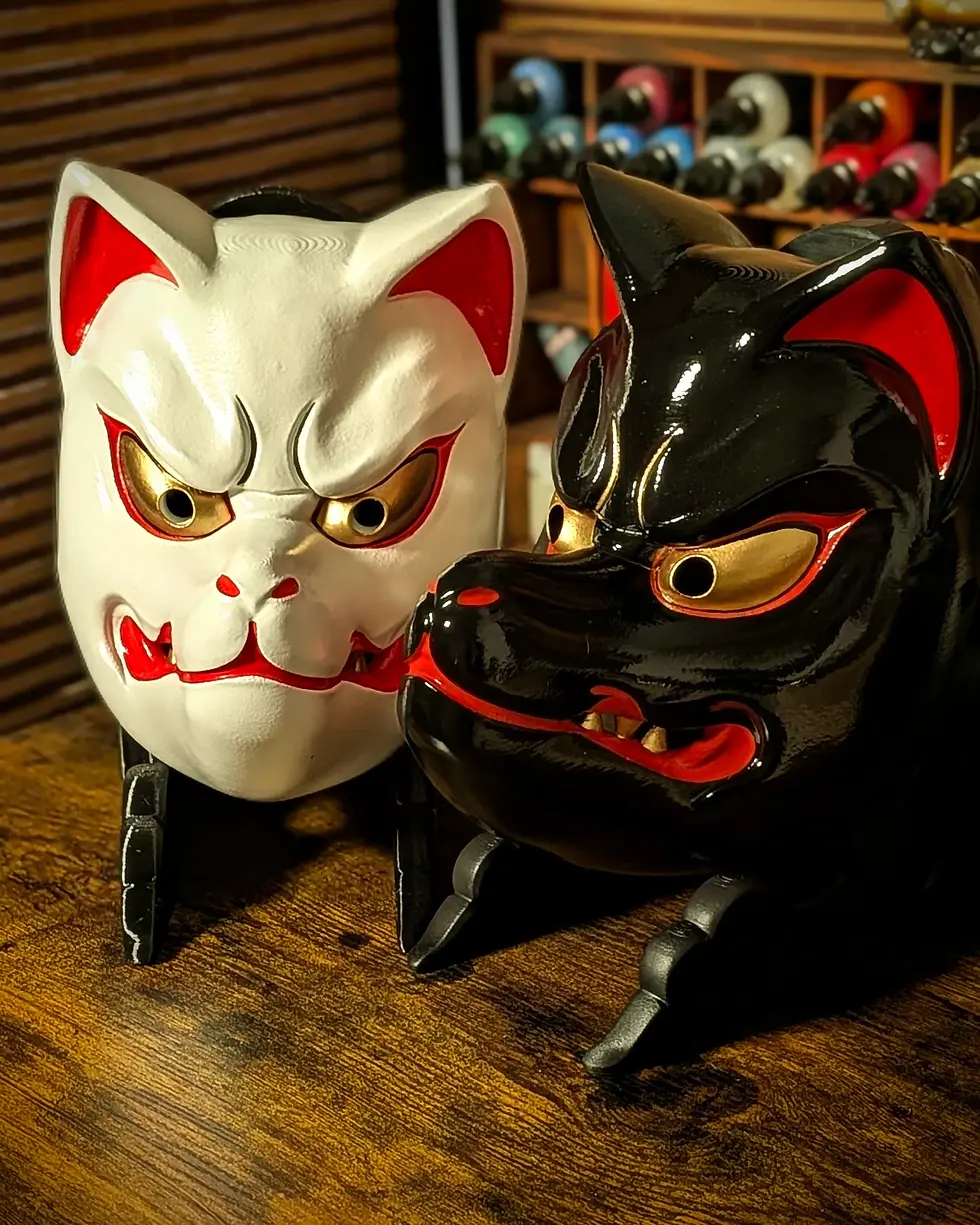 Thumbnail: Masque Kitsune Noir (Genko Yako) style renard sombre, peinture artisanale noire et or