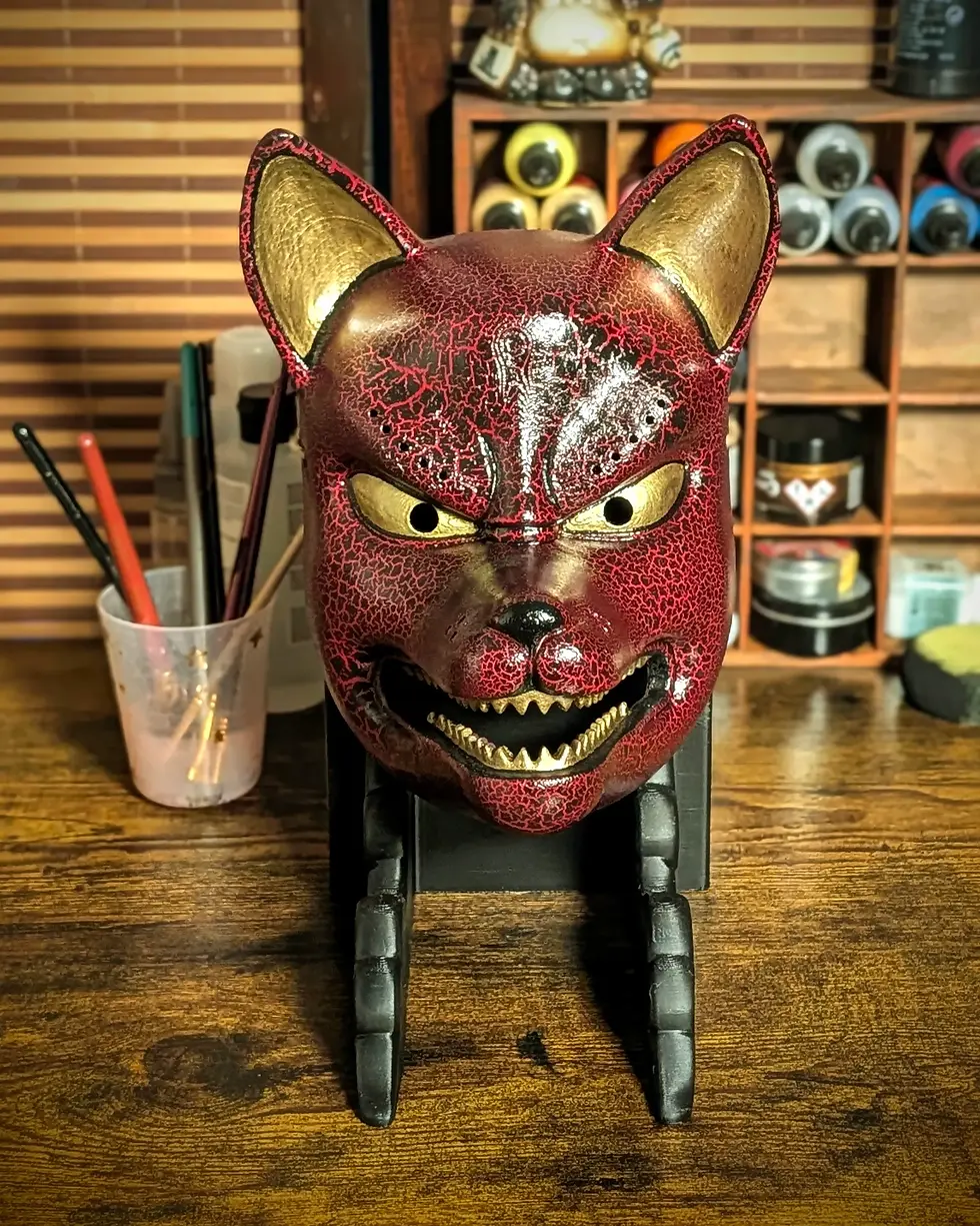 Thumbnail: Masque Kitsune de face Craquelé Rouge et Or fait main – Renard japonais Kintsugi – Dai Yokai Bretagne