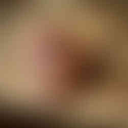 demi-Masque Oni rouge porté en cosplay ou exposé dans un tattoo shop, inspiration de tatouage japonais Irezumi