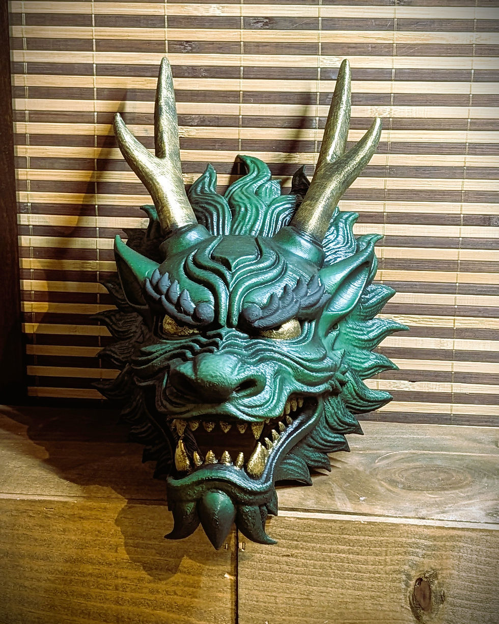 Miniature : Masque Ryū vert – détails textures, patine dorée.