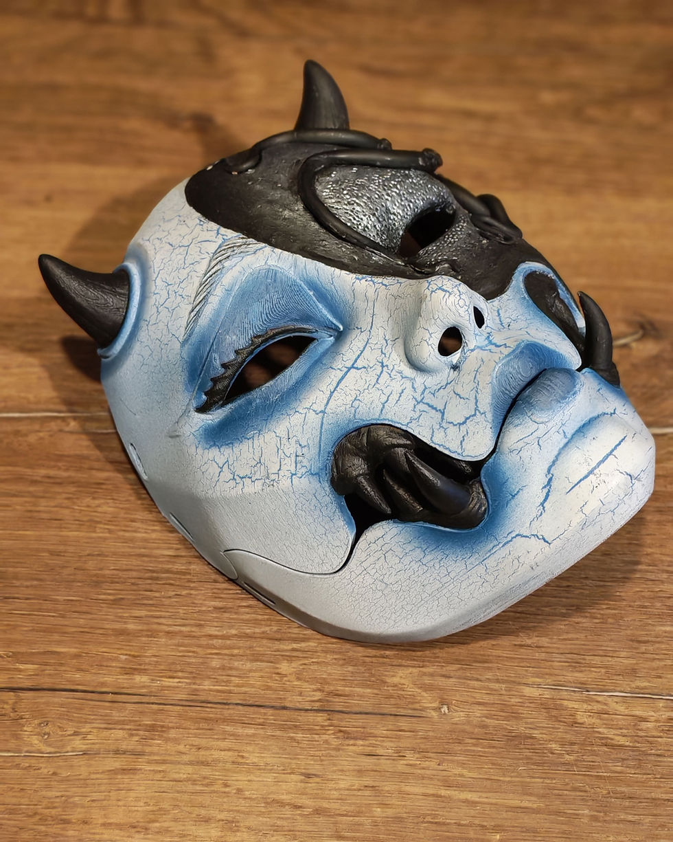 Miniature : Masque Kuchisake x Tentacules bleu posé – masque japonais artisanal pour cosplay ou déco, collaboration Melissa Adopte ton Po