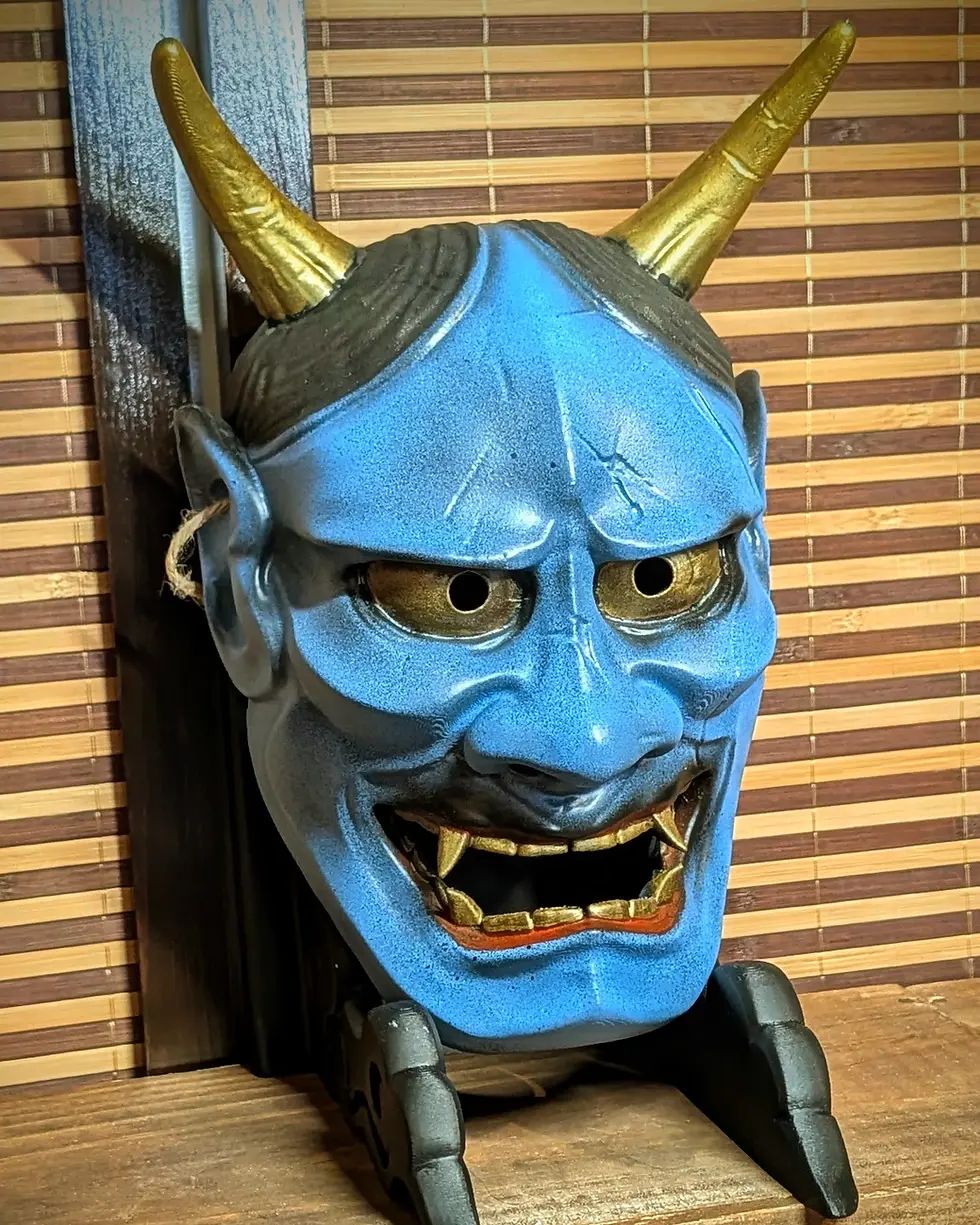 Masque Hannya bleu vif cornes dorées PETG surface lisse peint main Dai Yokai théâtre Nô Bretagne