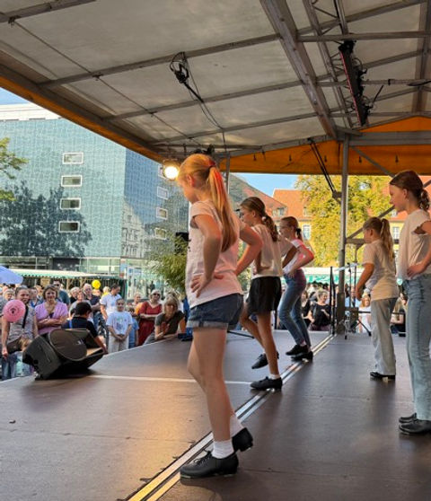 Tanzformation auf der Bühne des Kinderschutzbundes