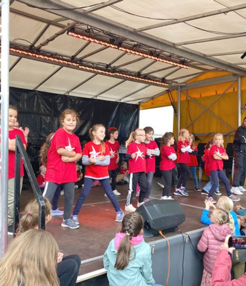 Tanzgruppe auf Weltkindertag