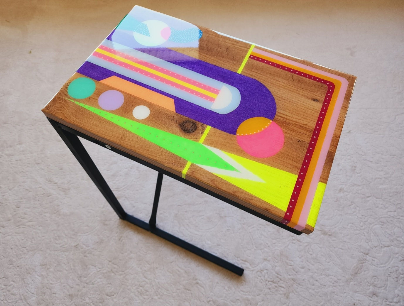 Retro C Shape Colorful Side End Resin Coffee Table With Metal Legs