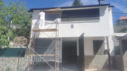 Aplicación a pistola la Pintura de fachada ,puertas y contraventanas.