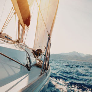 Zeilboot navigeert door wisselende windrichtingen, illustratie van adaptiviteit als continu bijsturen in een veranderende omgeving.
