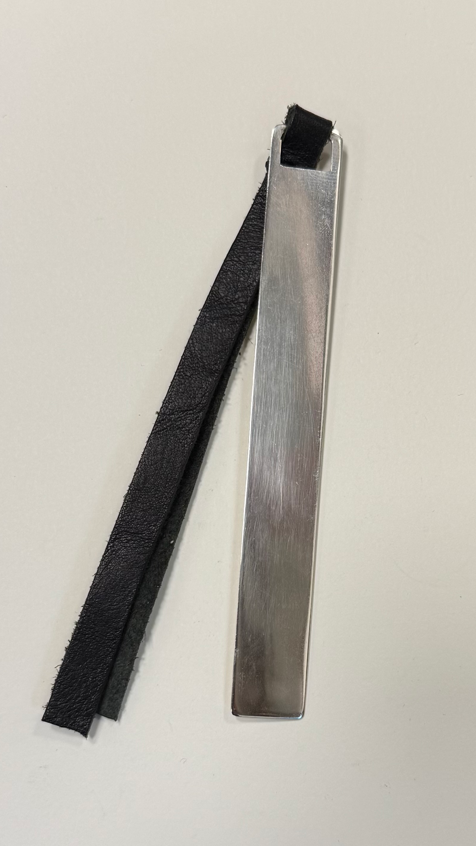 Bokmärke i silver med skinn