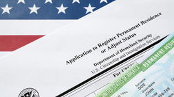 Adjustment of Status vs. Consular Processing: Cómo Solicitar su Green Card