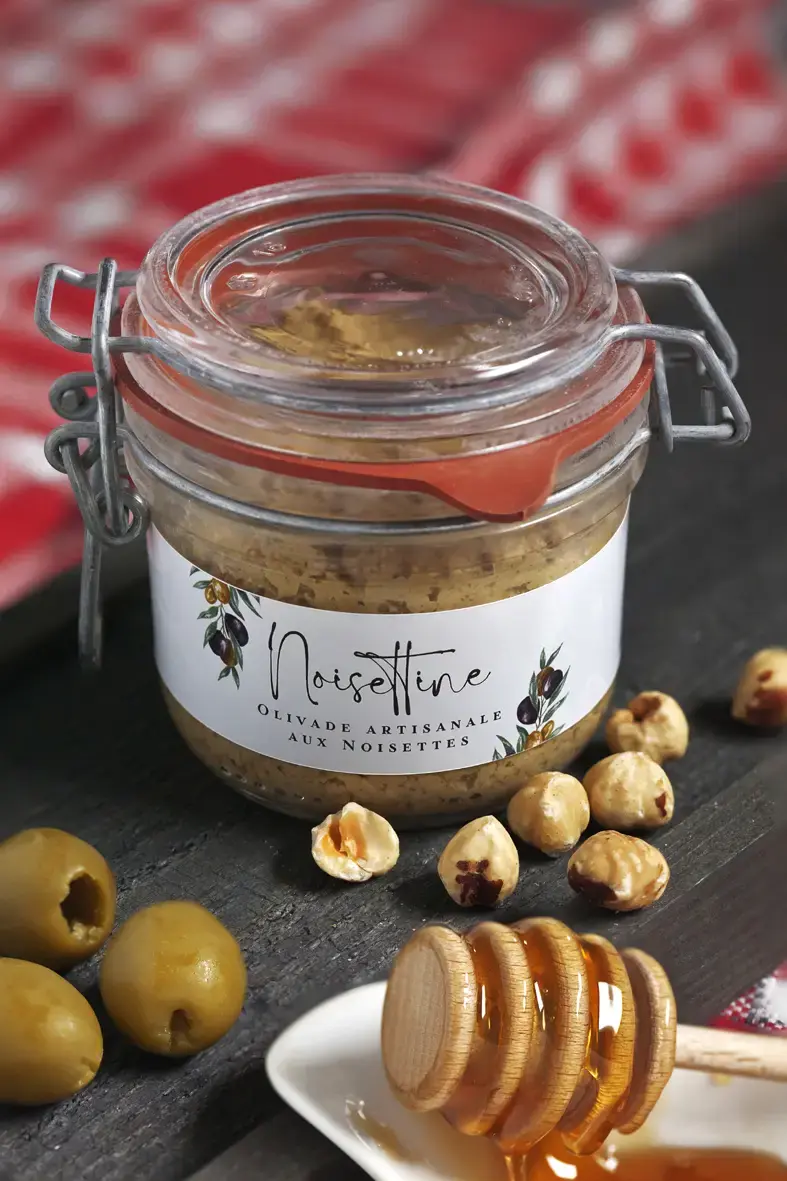 olivade artisanale en pot à base d'olives noires et d'amandes
