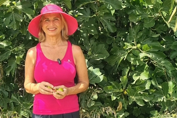 Astrid zu Stolberg mit Hut in Pink