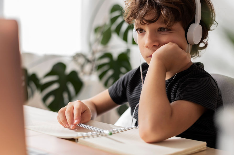 Niño estudiando