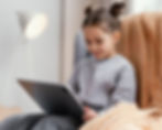 Niña con su tablet
