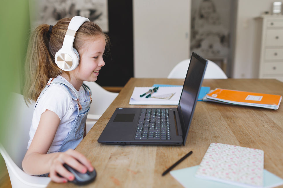 Niña frente a computadora