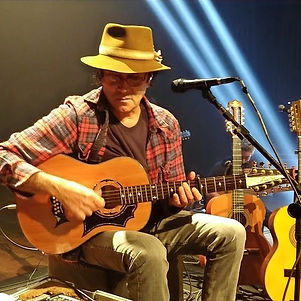 Almir Sater com viola caipira