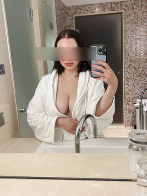 Lisa Rose Independent Escort buchbar für Dinnerdates und Overnights in Frankfurt 