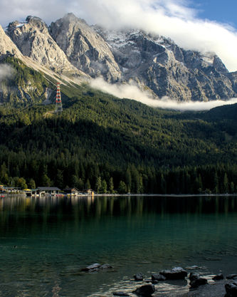 Dieses Bild zeigt den Eibsee unterhalb der Zugspitze in Bayern bei Sonnenuntergang