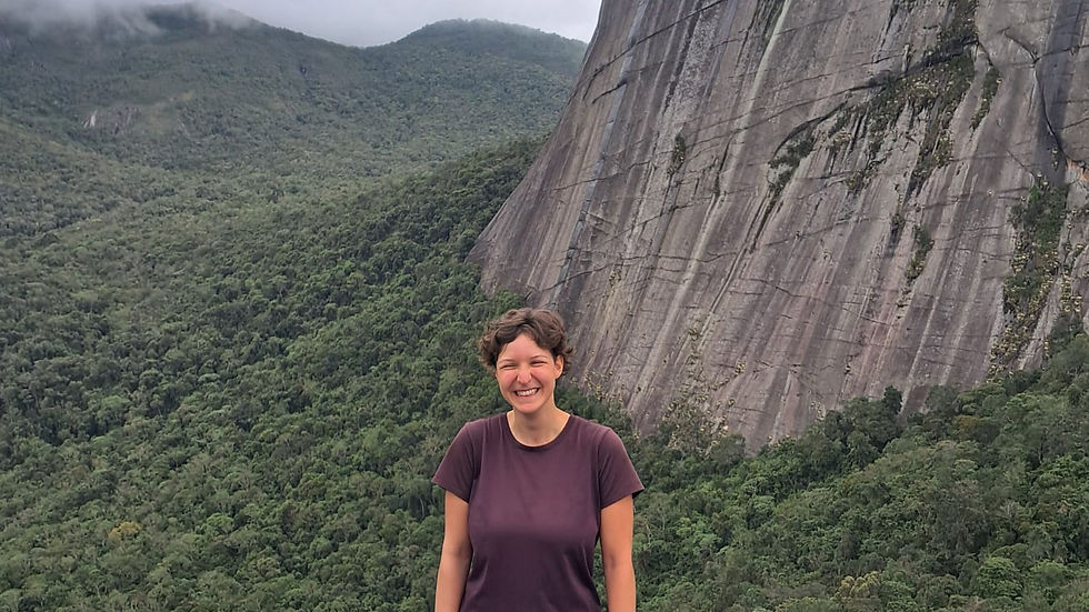 (Laura é praticante de montanhismo e já explorou diversos cenários naturais do Rio de Janeiro / Foto: Acervo pessoal Laura Stolze)