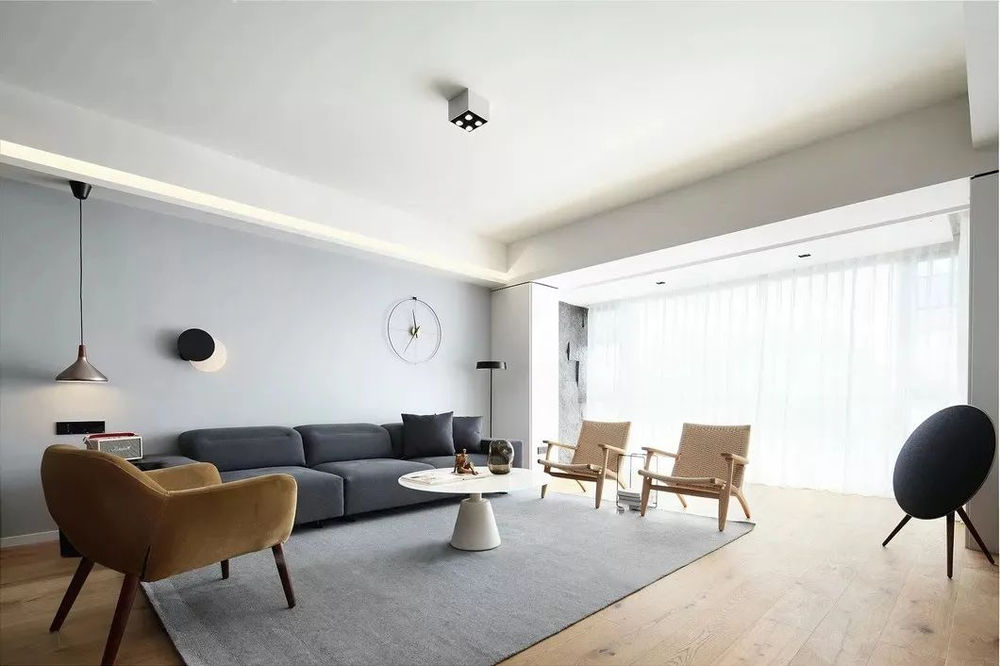 Estilo Minimalista + Piso de Madera en Toda la Casa