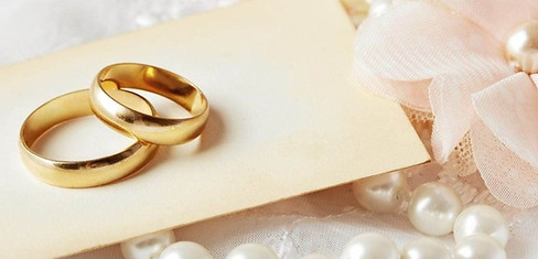 wedding-rings-with-invite-and-pearls.jpg
