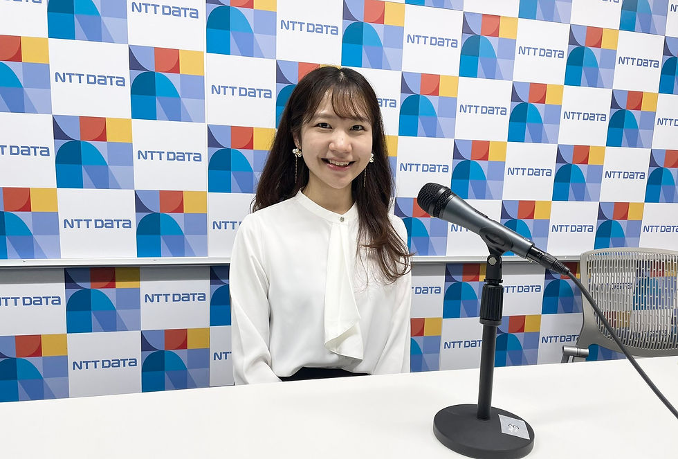司会する女性
