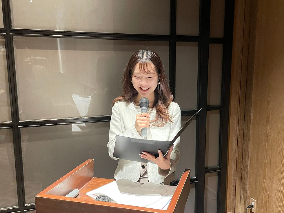 司会をしている女性