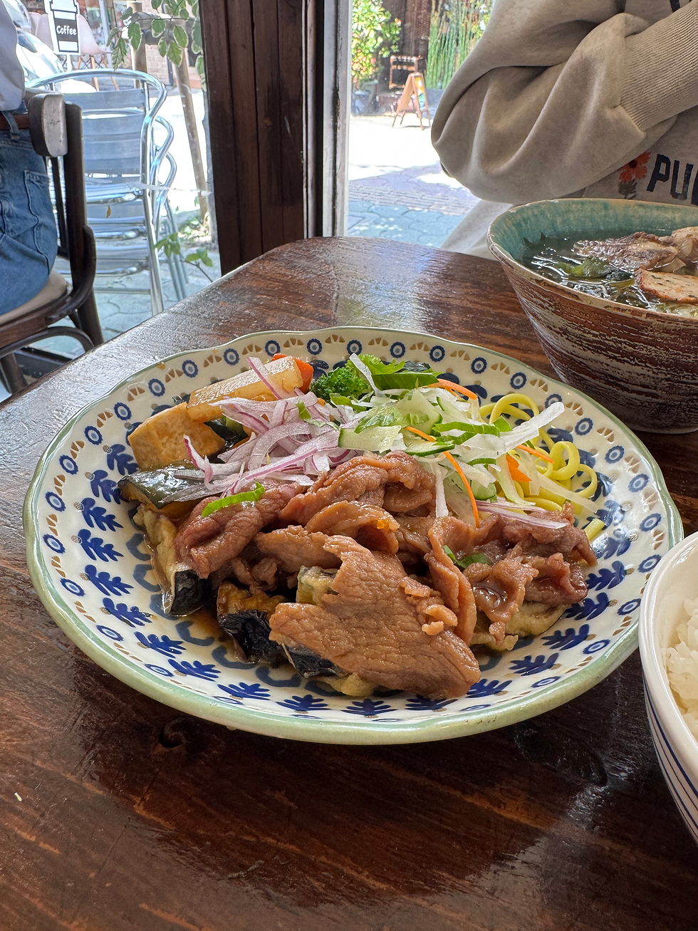 醬炒豬肉,配搭蔬菜及沖繩麵,口感豐富