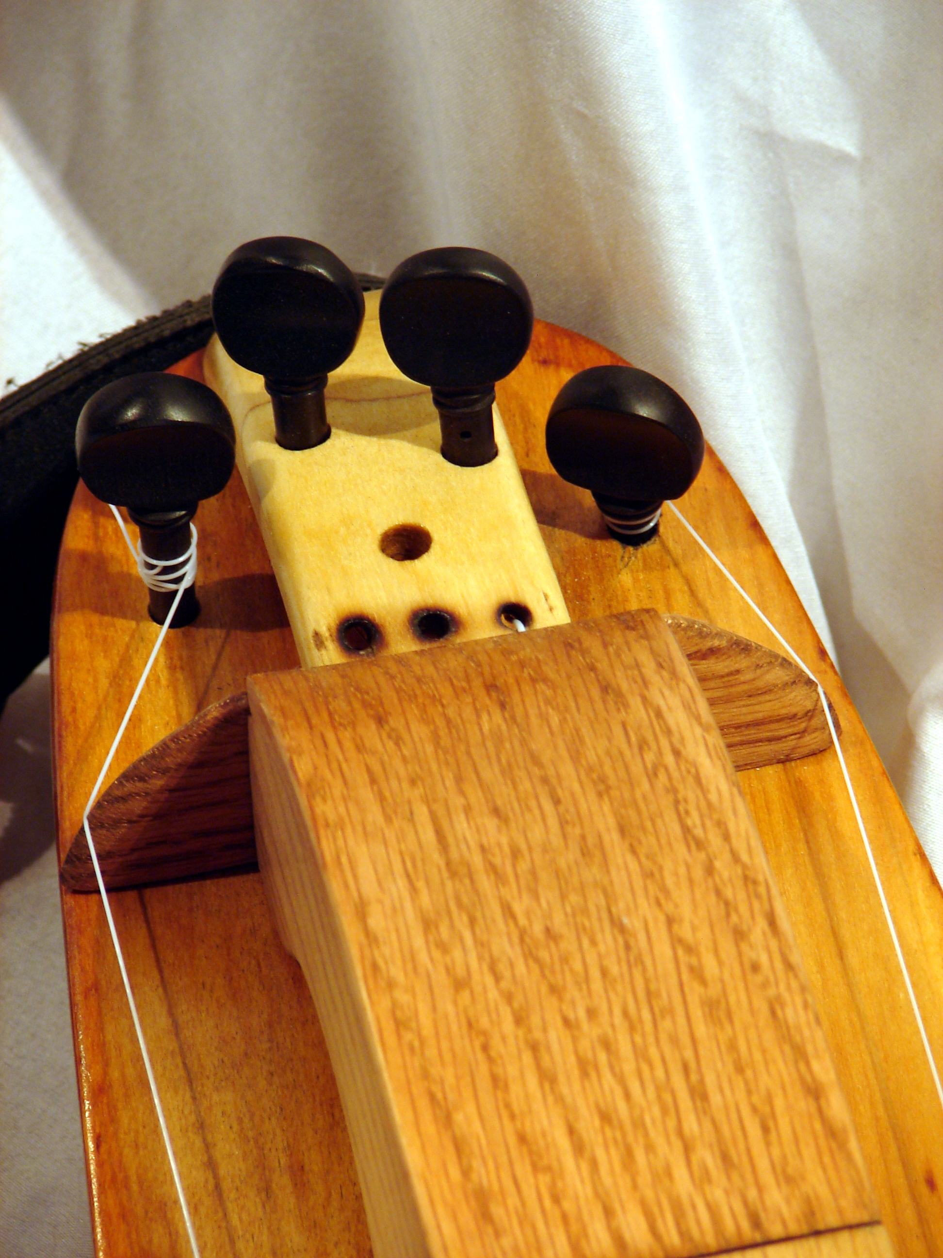 Tuning pegs
