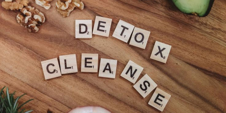Detoks aç kalmak mıdır, zayıflama yöntemi midir? Bu yazıda kadınların detoksla ilgili en sık yaşadığı yanılgıları, bitkisel ve gerçekçi bir perspektifle ele alıyoruz.