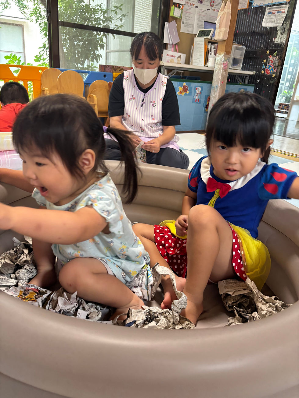 新聞紙プールだよ。
