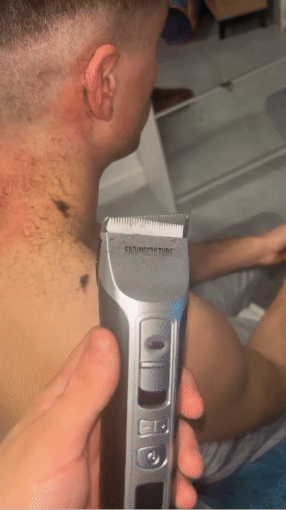 Homme testant la tondeuse à dégradé instantané Barbella, expérimentant des coupes précises et un dégradé automatique pour une coiffure impeccable à la maison.