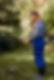homme-occupe-a-l-aide-d-un-desherbant-au-jardin.jpg