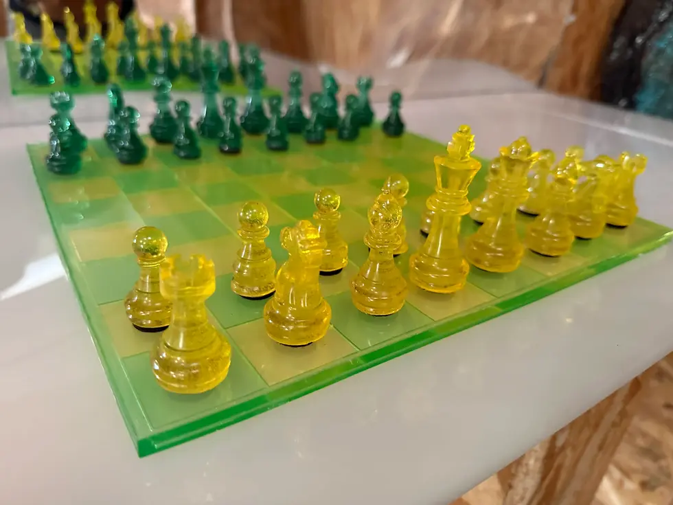 Miniature : Échiquier bicolore en résine époxy – fabrication artisanale – personnalisable