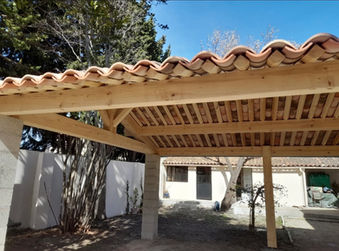 Vous recherchez une solution à la fois pratique et esthétique pour protéger votre voiture ? Optez pour un carport en bois. Grâce à son design chaleureux et sa structure robuste, l’abri de voiture en bois s’intègre harmonieusement dans tous les extérieurs.

Fabriqué avec du bois traité pour résister aux intempéries, cet abri protège efficacement votre véhicule tout au long de l’année. Il peut être réalisé sur mesure, avec différentes finitions et options : toiture plate ou inclinée, appentis, rangement intégré, etc.

✅ Résistant, écologique et durable
✅ Intégration parfaite dans le paysage
✅ Idéal pour voiture, moto ou utilitaire
✅ Installation rapide par des professionnels

Alliez protection, style et fonctionnalité avec un abri en bois conçu pour durer.